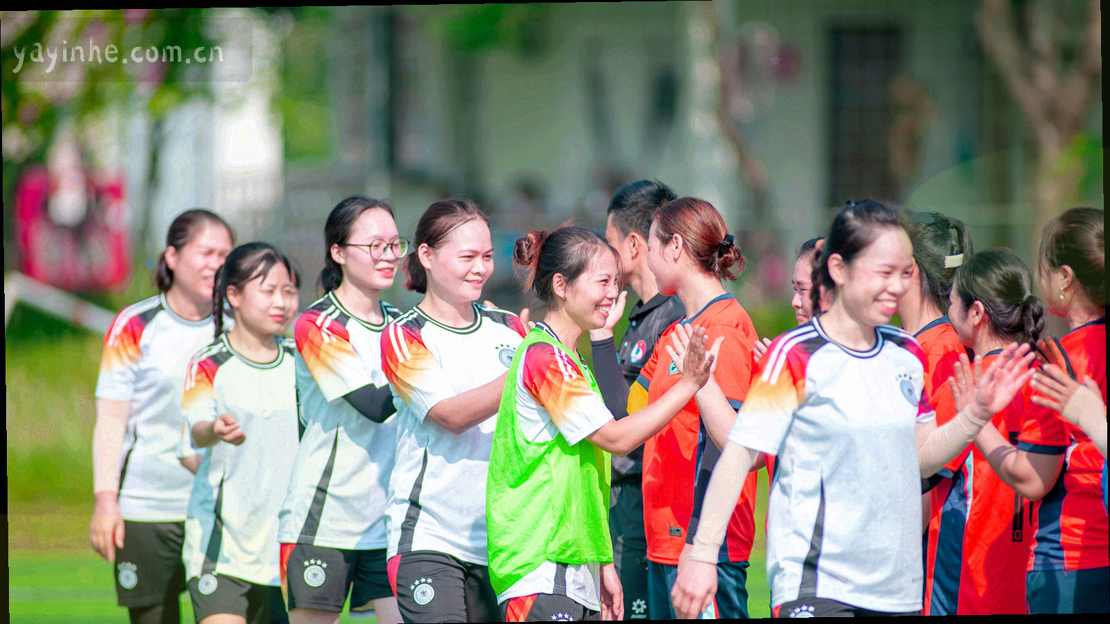 深蓝星云中的三层同心轨道抽象图形，不含文字